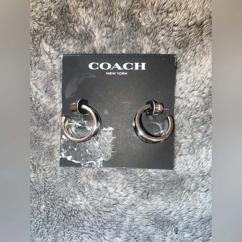 BNWT COACH Womens Signature C Enamel Huggie Black Earrings $110 - Picture 3 of 4